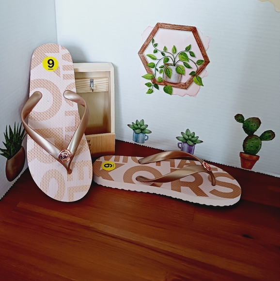 MICHAEL KORS FLIP FLOPS SANDALS SIZE 9M - Picture 2 of 5